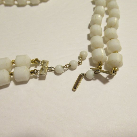 Vintage lightweight Hong Kong Acrylic Necklace - Picture 5 of 9